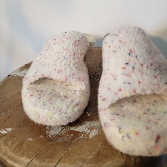 Old Navy sherpa slides multi-colored, with elastic. Size 10 - Picture 5 of 11